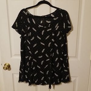 Torrid black and white feather print blouse size 1